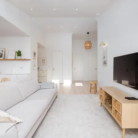 Classy White By Oneapartments *