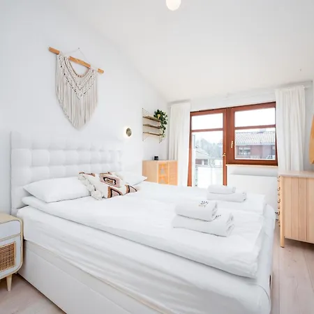 Classy White By Oneapartments Apartment